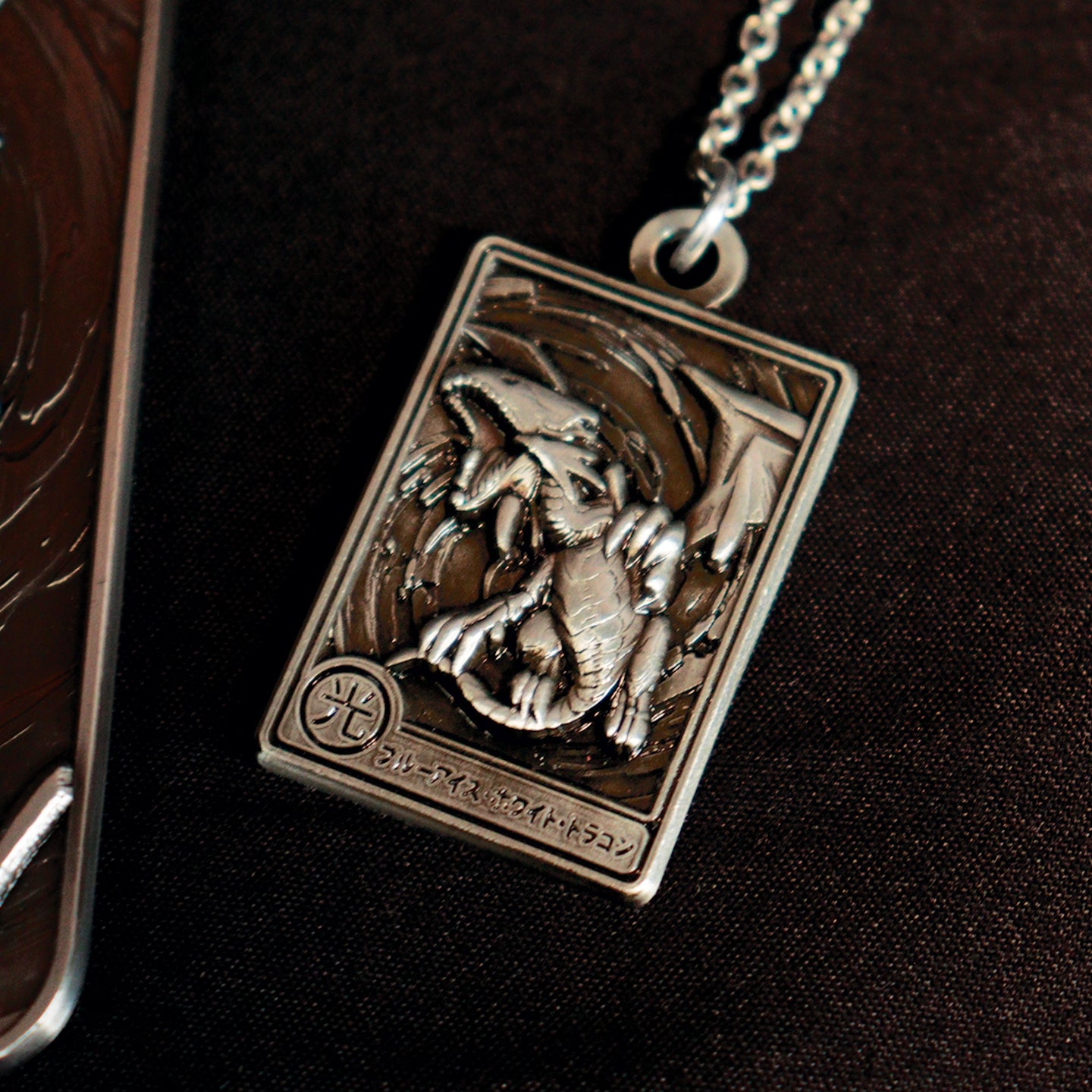 Yu-Gi-Oh! Blue eyes white dragon collectible metal necklace from Fanattik