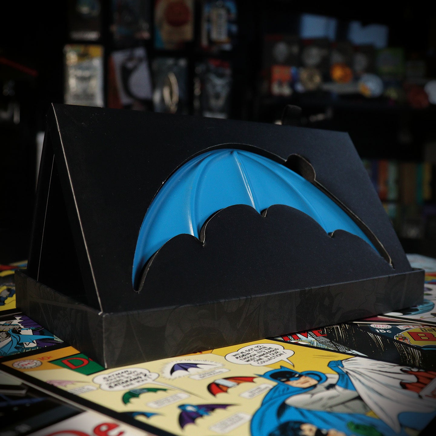 DC Batman Vintage Style Metal Batarang and art card from Fanattik